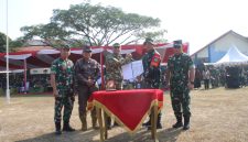 Plt. Bupati Bekasi dr. Asep Surya Atmaja menyerahkan dokumen Program TNI Manunggal Membangun Desa (TMMD) ke-129 kepada unsur TNI saat upacara pembukaan TMMD Tahun Anggaran 2026 di Lapangan Kecamatan Cibarusah, Kabupaten Bekasi, Selasa (15/7/2026). Program ini bertujuan mempercepat pemerataan pembangunan dan meningkatkan kesejahteraan masyarakat, khususnya di wilayah selatan Kabupaten Bekasi.