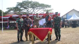 Plt. Bupati Bekasi dr. Asep Surya Atmaja menyerahkan dokumen Program TNI Manunggal Membangun Desa (TMMD) ke-129 kepada unsur TNI saat upacara pembukaan TMMD Tahun Anggaran 2026 di Lapangan Kecamatan Cibarusah, Kabupaten Bekasi, Selasa (15/7/2026). Program ini bertujuan mempercepat pemerataan pembangunan dan meningkatkan kesejahteraan masyarakat, khususnya di wilayah selatan Kabupaten Bekasi.