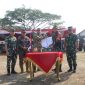 Plt. Bupati Bekasi dr. Asep Surya Atmaja menyerahkan dokumen Program TNI Manunggal Membangun Desa (TMMD) ke-129 kepada unsur TNI saat upacara pembukaan TMMD Tahun Anggaran 2026 di Lapangan Kecamatan Cibarusah, Kabupaten Bekasi, Selasa (15/7/2026). Program ini bertujuan mempercepat pemerataan pembangunan dan meningkatkan kesejahteraan masyarakat, khususnya di wilayah selatan Kabupaten Bekasi.