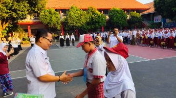 Kepala Dinas Pendidikan Kabupaten Bekasi, Imam Faturochman, menyambut dan menyalami peserta didik baru pada hari pertama masuk sekolah di Kabupaten Bekasi. Ia menegaskan, hari pertama sekolah menjadi momen penting bagi siswa untuk beradaptasi dengan lingkungan baru, mengenal guru, teman, serta membangun semangat belajar sejak awal tahun ajaran 2026/2027.