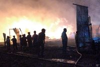 Tim Damkar Kabupaten Bekasi, berjibaku memadamkan kebakaran di Kampung Pacing, Waringinjaya, Kecamatan Kedungwaringin, Rabu (15/7/2026). Foto : Ist.
