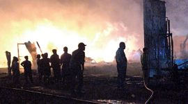 Tim Damkar Kabupaten Bekasi, berjibaku memadamkan kebakaran di Kampung Pacing, Waringinjaya, Kecamatan Kedungwaringin, Rabu (15/7/2026). Foto : Ist.