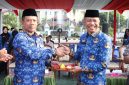 Sekretaris Daerah Kabupaten Bekasi, Endin Samsudin (kanan), menerima potongan tumpeng usai memimpin upacara peringatan Hari Koperasi Nasional (Harkopnas) ke-79 yang dirangkaikan dengan upacara Korpri bulanan di Plaza Pemerintah Kabupaten Bekasi, Senin (17/7/2026). Peringatan tersebut menjadi momentum memperkuat peran koperasi sebagai penggerak ekonomi kerakyatan di Kabupaten Bekasi.