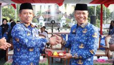 Sekretaris Daerah Kabupaten Bekasi, Endin Samsudin (kanan), menerima potongan tumpeng usai memimpin upacara peringatan Hari Koperasi Nasional (Harkopnas) ke-79 yang dirangkaikan dengan upacara Korpri bulanan di Plaza Pemerintah Kabupaten Bekasi, Senin (17/7/2026). Peringatan tersebut menjadi momentum memperkuat peran koperasi sebagai penggerak ekonomi kerakyatan di Kabupaten Bekasi.