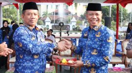 Sekretaris Daerah Kabupaten Bekasi, Endin Samsudin (kanan), menerima potongan tumpeng usai memimpin upacara peringatan Hari Koperasi Nasional (Harkopnas) ke-79 yang dirangkaikan dengan upacara Korpri bulanan di Plaza Pemerintah Kabupaten Bekasi, Senin (17/7/2026). Peringatan tersebut menjadi momentum memperkuat peran koperasi sebagai penggerak ekonomi kerakyatan di Kabupaten Bekasi.