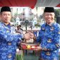 Sekretaris Daerah Kabupaten Bekasi, Endin Samsudin (kanan), menerima potongan tumpeng usai memimpin upacara peringatan Hari Koperasi Nasional (Harkopnas) ke-79 yang dirangkaikan dengan upacara Korpri bulanan di Plaza Pemerintah Kabupaten Bekasi, Senin (17/7/2026). Peringatan tersebut menjadi momentum memperkuat peran koperasi sebagai penggerak ekonomi kerakyatan di Kabupaten Bekasi.