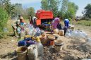 Petugas BPBD Kabupaten Bekasi bersama para pemangku kepentingan mendistribusikan bantuan air bersih kepada warga terdampak kekeringan di Kabupaten Bekasi. Hingga Senin (27/7/2026), total 2.786.300 liter air bersih telah disalurkan ke 80 titik di 21 desa yang mengalami krisis air akibat musim kemarau.