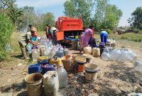 Petugas BPBD Kabupaten Bekasi bersama para pemangku kepentingan mendistribusikan bantuan air bersih kepada warga terdampak kekeringan di Kabupaten Bekasi. Hingga Senin (27/7/2026), total 2.786.300 liter air bersih telah disalurkan ke 80 titik di 21 desa yang mengalami krisis air akibat musim kemarau.