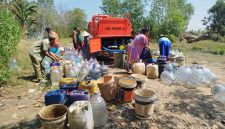 Petugas BPBD Kabupaten Bekasi bersama para pemangku kepentingan mendistribusikan bantuan air bersih kepada warga terdampak kekeringan di Kabupaten Bekasi. Hingga Senin (27/7/2026), total 2.786.300 liter air bersih telah disalurkan ke 80 titik di 21 desa yang mengalami krisis air akibat musim kemarau.