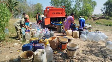 Petugas BPBD Kabupaten Bekasi bersama para pemangku kepentingan mendistribusikan bantuan air bersih kepada warga terdampak kekeringan di Kabupaten Bekasi. Hingga Senin (27/7/2026), total 2.786.300 liter air bersih telah disalurkan ke 80 titik di 21 desa yang mengalami krisis air akibat musim kemarau.