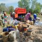 Petugas BPBD Kabupaten Bekasi bersama para pemangku kepentingan mendistribusikan bantuan air bersih kepada warga terdampak kekeringan di Kabupaten Bekasi. Hingga Senin (27/7/2026), total 2.786.300 liter air bersih telah disalurkan ke 80 titik di 21 desa yang mengalami krisis air akibat musim kemarau.