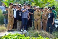 Plt. Bupati Bekasi Asep Surya Atmaja meninjau langsung kondisi Saluran Sekunder Bendung Kedunggede (BKG) di Kecamatan Pebayuran, Selasa (28/7/2026). Peninjauan dilakukan untuk menindaklanjuti keluhan petani terkait gangguan irigasi dan memastikan percepatan penanganan saluran guna mencegah kekeringan maupun banjir.