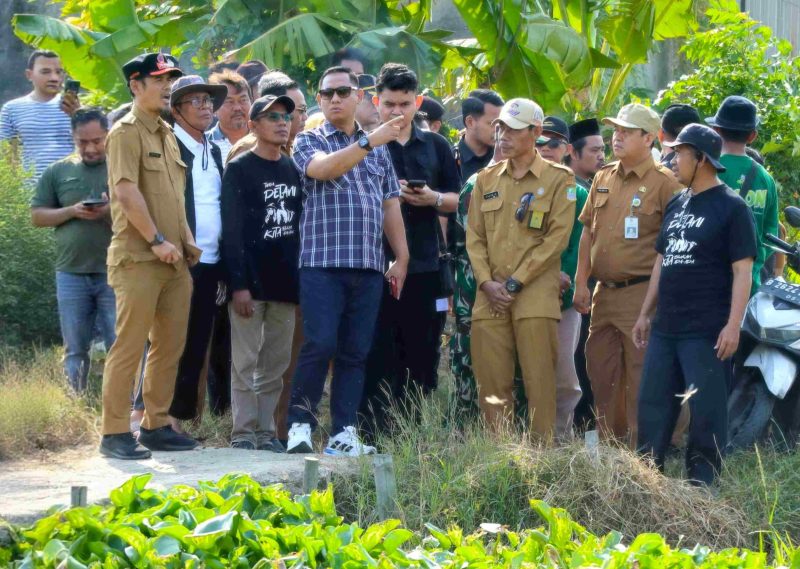 Plt. Bupati Bekasi Asep Surya Atmaja meninjau langsung kondisi Saluran Sekunder Bendung Kedunggede (BKG) di Kecamatan Pebayuran, Selasa (28/7/2026). Peninjauan dilakukan untuk menindaklanjuti keluhan petani terkait gangguan irigasi dan memastikan percepatan penanganan saluran guna mencegah kekeringan maupun banjir.