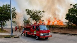 Petugas Dinas Pemadam Kebakaran (Disdamkar) Kabupaten Bekasi berjibaku memadamkan kebakaran lahan kosong di kawasan Bukit Cinta, Jalan Kodam, Desa Sukadami, Kecamatan Cikarang Selatan, Selasa (28/7/2026).