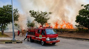 Petugas Dinas Pemadam Kebakaran (Disdamkar) Kabupaten Bekasi berjibaku memadamkan kebakaran lahan kosong di kawasan Bukit Cinta, Jalan Kodam, Desa Sukadami, Kecamatan Cikarang Selatan, Selasa (28/7/2026).