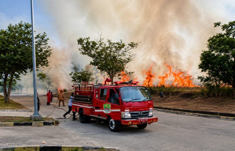 Petugas Dinas Pemadam Kebakaran (Disdamkar) Kabupaten Bekasi berjibaku memadamkan kebakaran lahan kosong di kawasan Bukit Cinta, Jalan Kodam, Desa Sukadami, Kecamatan Cikarang Selatan, Selasa (28/7/2026).