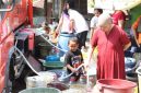 Warga mengantre mengambil bantuan air bersih yang didistribusikan BPBD Kabupaten Bekasi di salah satu wilayah terdampak kekeringan. Hingga 19 Juli 2026, lebih dari 1 juta liter air bersih telah disalurkan untuk memenuhi kebutuhan ribuan warga di lima kecamatan.