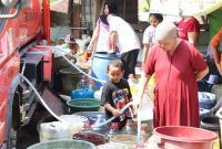 Warga mengantre mengambil bantuan air bersih yang didistribusikan BPBD Kabupaten Bekasi di salah satu wilayah terdampak kekeringan. Hingga 19 Juli 2026, lebih dari 1 juta liter air bersih telah disalurkan untuk memenuhi kebutuhan ribuan warga di lima kecamatan.