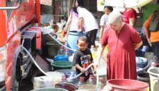 Warga mengantre mengambil bantuan air bersih yang didistribusikan BPBD Kabupaten Bekasi di salah satu wilayah terdampak kekeringan. Hingga 19 Juli 2026, lebih dari 1 juta liter air bersih telah disalurkan untuk memenuhi kebutuhan ribuan warga di lima kecamatan.