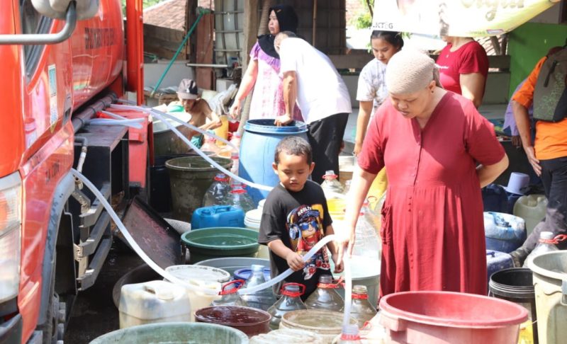Warga mengantre mengambil bantuan air bersih yang didistribusikan BPBD Kabupaten Bekasi di salah satu wilayah terdampak kekeringan. Hingga 19 Juli 2026, lebih dari 1 juta liter air bersih telah disalurkan untuk memenuhi kebutuhan ribuan warga di lima kecamatan.