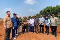 Ketua DPRD Kota Bekasi Dr. Sardi Efendi bersama jajaran Komisi II DPRD Kota Bekasi, perangkat daerah, dan pihak terkait meninjau kesiapan pematangan lahan proyek Pengolahan Sampah menjadi Energi Listrik (PSEL) Sumurbatu di Kelurahan Ciketing Udik, Kecamatan Bantargebang, Kamis (2/7/2026). Peninjauan dilakukan untuk memastikan seluruh tahapan persiapan menuju groundbreaking berjalan sesuai rencana.