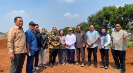 Ketua DPRD Kota Bekasi Dr. Sardi Efendi bersama jajaran Komisi II DPRD Kota Bekasi, perangkat daerah, dan pihak terkait meninjau kesiapan pematangan lahan proyek Pengolahan Sampah menjadi Energi Listrik (PSEL) Sumurbatu di Kelurahan Ciketing Udik, Kecamatan Bantargebang, Kamis (2/7/2026). Peninjauan dilakukan untuk memastikan seluruh tahapan persiapan menuju groundbreaking berjalan sesuai rencana.