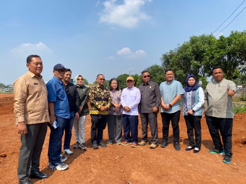 Ketua DPRD Kota Bekasi Dr. Sardi Efendi bersama jajaran Komisi II DPRD Kota Bekasi, perangkat daerah, dan pihak terkait meninjau kesiapan pematangan lahan proyek Pengolahan Sampah menjadi Energi Listrik (PSEL) Sumurbatu di Kelurahan Ciketing Udik, Kecamatan Bantargebang, Kamis (2/7/2026). Peninjauan dilakukan untuk memastikan seluruh tahapan persiapan menuju groundbreaking berjalan sesuai rencana.