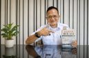 Penulis sekaligus sejarawan Bekasi, Endra Kusnawan, menunjukkan buku Sejarah Bekasi: Sejak Peradaban Buni Ampe Wayah Gini edisi ketiga yang kini menjadi salah satu koleksi unggulan Perpustakaan Daerah Kabupaten Bekasi. Buku setebal sekitar 600 halaman tersebut mengulas perjalanan sejarah Bekasi sejak Peradaban Buni hingga perkembangan pemerintahan modern. Foto: Istimewa