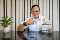 Penulis sekaligus sejarawan Bekasi, Endra Kusnawan, menunjukkan buku Sejarah Bekasi: Sejak Peradaban Buni Ampe Wayah Gini edisi ketiga yang kini menjadi salah satu koleksi unggulan Perpustakaan Daerah Kabupaten Bekasi. Buku setebal sekitar 600 halaman tersebut mengulas perjalanan sejarah Bekasi sejak Peradaban Buni hingga perkembangan pemerintahan modern. Foto: Istimewa