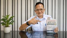 Penulis sekaligus sejarawan Bekasi, Endra Kusnawan, menunjukkan buku Sejarah Bekasi: Sejak Peradaban Buni Ampe Wayah Gini edisi ketiga yang kini menjadi salah satu koleksi unggulan Perpustakaan Daerah Kabupaten Bekasi. Buku setebal sekitar 600 halaman tersebut mengulas perjalanan sejarah Bekasi sejak Peradaban Buni hingga perkembangan pemerintahan modern. Foto: Istimewa