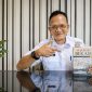 Penulis sekaligus sejarawan Bekasi, Endra Kusnawan, menunjukkan buku Sejarah Bekasi: Sejak Peradaban Buni Ampe Wayah Gini edisi ketiga yang kini menjadi salah satu koleksi unggulan Perpustakaan Daerah Kabupaten Bekasi. Buku setebal sekitar 600 halaman tersebut mengulas perjalanan sejarah Bekasi sejak Peradaban Buni hingga perkembangan pemerintahan modern. Foto: Istimewa