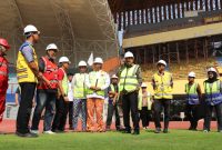 Plt. Wakil Jaksa Agung RI Asep Nana Mulyana didampingi Plt. Bupati Bekasi Asep Surya Atmaja meninjau Stadion Wibawa Mukti, Cikarang Timur, Kabupaten Bekasi, Kamis (3/7/2026). Peninjauan dilakukan untuk melihat kesiapan stadion yang dijajaki menjadi home base Adhyaksa FC pada kompetisi Liga 1 musim 2026/2027.