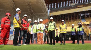 Plt. Wakil Jaksa Agung RI Asep Nana Mulyana didampingi Plt. Bupati Bekasi Asep Surya Atmaja meninjau Stadion Wibawa Mukti, Cikarang Timur, Kabupaten Bekasi, Kamis (3/7/2026). Peninjauan dilakukan untuk melihat kesiapan stadion yang dijajaki menjadi home base Adhyaksa FC pada kompetisi Liga 1 musim 2026/2027.
