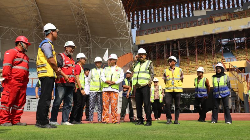 Plt. Wakil Jaksa Agung RI Asep Nana Mulyana didampingi Plt. Bupati Bekasi Asep Surya Atmaja meninjau Stadion Wibawa Mukti, Cikarang Timur, Kabupaten Bekasi, Kamis (3/7/2026). Peninjauan dilakukan untuk melihat kesiapan stadion yang dijajaki menjadi home base Adhyaksa FC pada kompetisi Liga 1 musim 2026/2027.