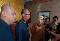 Keterangan Foto: Ketua Dewan Pengawas Perumda Tirta Bhagasasi, Hj. Ani Gustini, MM, didampingi Muhamad Ridwan, Bagas Sugeng Triyono, dan Romli Romliandi memberikan keterangan kepada awak media usai mengikuti Rapat Dengar Pendapat (RDP) bersama Komisi I DPRD Kabupaten Bekasi di Gedung DPRD Kabupaten Bekasi, Senin (3/8/2026).