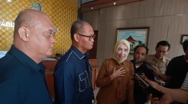 Keterangan Foto: Ketua Dewan Pengawas Perumda Tirta Bhagasasi, Hj. Ani Gustini, MM, didampingi Muhamad Ridwan, Bagas Sugeng Triyono, dan Romli Romliandi memberikan keterangan kepada awak media usai mengikuti Rapat Dengar Pendapat (RDP) bersama Komisi I DPRD Kabupaten Bekasi di Gedung DPRD Kabupaten Bekasi, Senin (3/8/2026).