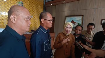 Keterangan Foto: Ketua Dewan Pengawas Perumda Tirta Bhagasasi, Hj. Ani Gustini, MM, didampingi Muhamad Ridwan, Bagas Sugeng Triyono, dan Romli Romliandi memberikan keterangan kepada awak media usai mengikuti Rapat Dengar Pendapat (RDP) bersama Komisi I DPRD Kabupaten Bekasi di Gedung DPRD Kabupaten Bekasi, Senin (3/8/2026).