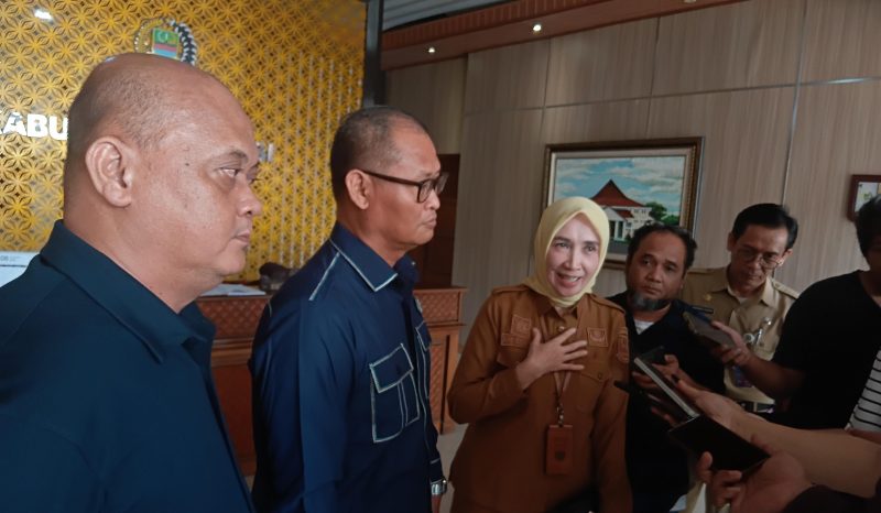 Keterangan Foto: Ketua Dewan Pengawas Perumda Tirta Bhagasasi, Hj. Ani Gustini, MM, didampingi Muhamad Ridwan, Bagas Sugeng Triyono, dan Romli Romliandi memberikan keterangan kepada awak media usai mengikuti Rapat Dengar Pendapat (RDP) bersama Komisi I DPRD Kabupaten Bekasi di Gedung DPRD Kabupaten Bekasi, Senin (3/8/2026).