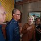 Keterangan Foto: Ketua Dewan Pengawas Perumda Tirta Bhagasasi, Hj. Ani Gustini, MM, didampingi Muhamad Ridwan, Bagas Sugeng Triyono, dan Romli Romliandi memberikan keterangan kepada awak media usai mengikuti Rapat Dengar Pendapat (RDP) bersama Komisi I DPRD Kabupaten Bekasi di Gedung DPRD Kabupaten Bekasi, Senin (3/8/2026).