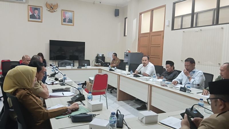 Keterangan Foto: Komisi I DPRD Kabupaten Bekasi menggelar Rapat Dengar Pendapat (RDP) bersama Dewan Pengawas Perumda Tirta Bhagasasi di Ruang Komisi I DPRD Kabupaten Bekasi, Senin (3/8/2026), untuk membahas berbagai persoalan yang tengah menjadi sorotan di perusahaan daerah tersebut.