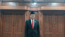 dr. Ferry Parluhutan Sirait resmi dilantik sebagai Anggota DPRD Kabupaten Bekasi dari Fraksi PDI Perjuangan.