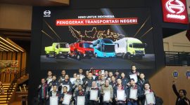 PT Hino Motors Sales Indonesia (HMSI) menyerahkan penghargaan Hino Bodymaker Award 2026 kepada mitra karoseri terbaik pada ajang GIIAS 2026 di ICE BSD City, Tangerang, Selasa (4/8/2026).