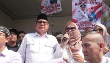Haji Bahrudin, S.E. didampingi istri menyampaikan sambutan di hadapan ribuan pendukung usai resmi mendaftarkan diri sebagai bakal calon Kepala Desa Muktiwari periode 2026–2034 di Sekretariat Panitia Pilkades, Minggu (2/8/2026).