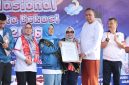 Wali Kota Bekasi Tri Adhianto menerima deklarasi komitmen Forum Anak Kota Bekasi pada peringatan Hari Anak Nasional (HAN) ke-42 di Plaza Patriot Candrabhaga, Minggu (2/8/2026). Momentum tersebut menegaskan komitmen Pemerintah Kota Bekasi dalam mewujudkan kota yang ramah anak melalui pemenuhan hak dan perlindungan anak.
