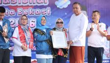 Wali Kota Bekasi Tri Adhianto menerima deklarasi komitmen Forum Anak Kota Bekasi pada peringatan Hari Anak Nasional (HAN) ke-42 di Plaza Patriot Candrabhaga, Minggu (2/8/2026). Momentum tersebut menegaskan komitmen Pemerintah Kota Bekasi dalam mewujudkan kota yang ramah anak melalui pemenuhan hak dan perlindungan anak.