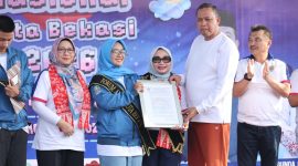 Wali Kota Bekasi Tri Adhianto menerima deklarasi komitmen Forum Anak Kota Bekasi pada peringatan Hari Anak Nasional (HAN) ke-42 di Plaza Patriot Candrabhaga, Minggu (2/8/2026). Momentum tersebut menegaskan komitmen Pemerintah Kota Bekasi dalam mewujudkan kota yang ramah anak melalui pemenuhan hak dan perlindungan anak.