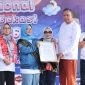 Wali Kota Bekasi Tri Adhianto menerima deklarasi komitmen Forum Anak Kota Bekasi pada peringatan Hari Anak Nasional (HAN) ke-42 di Plaza Patriot Candrabhaga, Minggu (2/8/2026). Momentum tersebut menegaskan komitmen Pemerintah Kota Bekasi dalam mewujudkan kota yang ramah anak melalui pemenuhan hak dan perlindungan anak.