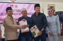 M. Reza Reynaldi saat menyerahkan berkas pendaftaran bakal calon Kepala Desa Sukadami kepada Ketua Panitia Pilkades Sukadami Muhamad Muslihin, M.Ag., Minggu (2/8/2026).