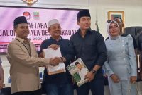 M. Reza Reynaldi saat menyerahkan berkas pendaftaran bakal calon Kepala Desa Sukadami kepada Ketua Panitia Pilkades Sukadami Muhamad Muslihin, M.Ag., Minggu (2/8/2026).