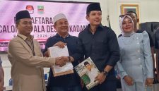 M. Reza Reynaldi saat menyerahkan berkas pendaftaran bakal calon Kepala Desa Sukadami kepada Ketua Panitia Pilkades Sukadami Muhamad Muslihin, M.Ag., Minggu (2/8/2026).